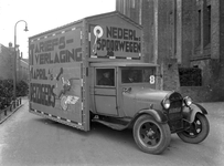 807298 Afbeelding van een reclame-auto van de N.S. in verband met de tariefsverlaging van 1 april 1933 (reizigers) en 1 ...